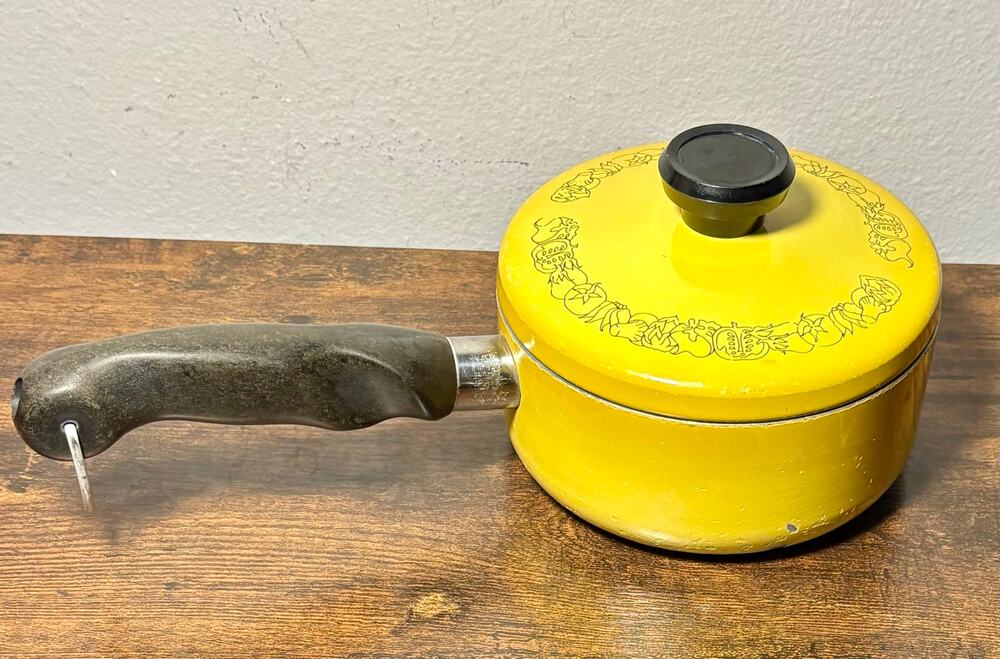 Wear Ever Registered 1 Qt Aluminum Enamel Yellow Sauce Pan w/ Lid- Vegetables